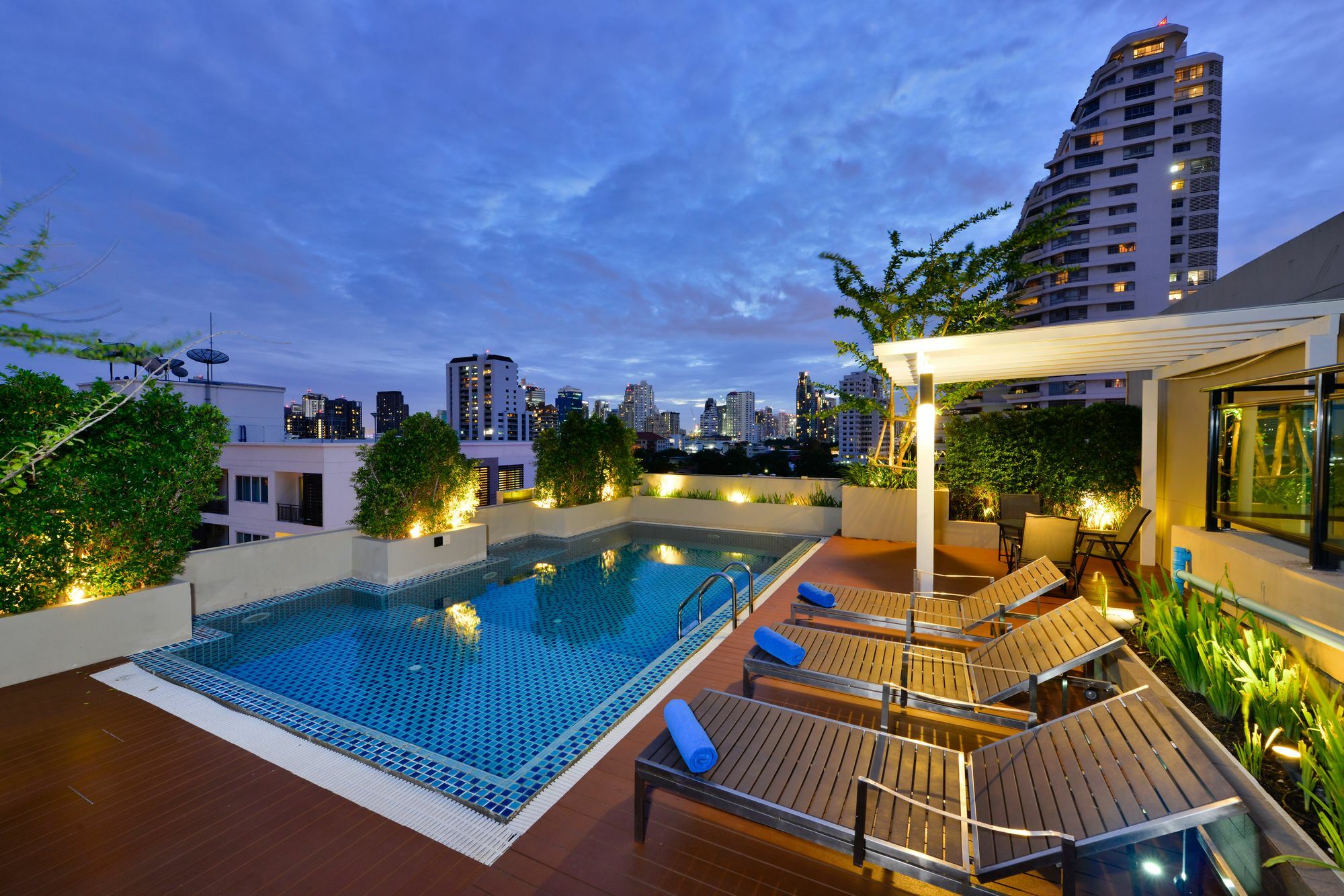 Ten Ekamai Suites By Aspira - Sha Certified Bangkok Exterior foto